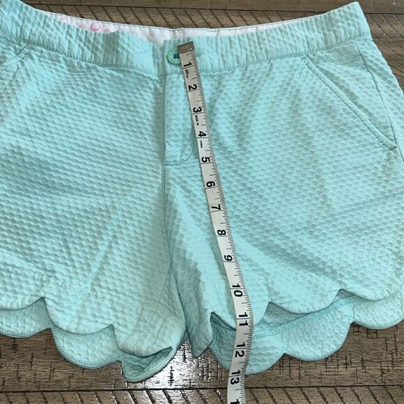 Lilly Pulitzer scallop trim Butter🧈cup Shorts 🩳 4 pockets 4 gear ⚙️ 💄 💳🪪💵 - Picture 9 of 17
